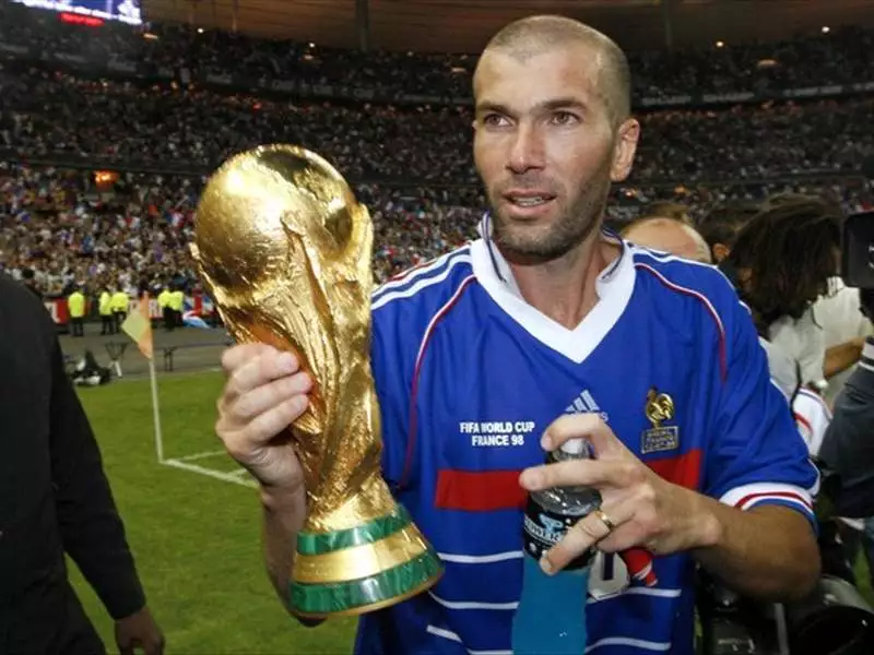 Zidane cùng Đội tuyển Pháp lên ngôi vô địch World Cup lần đầu tiên năm 1998
